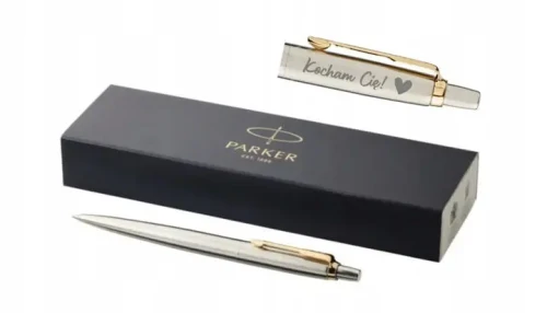 Długopis Parker Jotter Stainless Steel z czerwonym wykończeniem z grawerem logo_wynik.webp